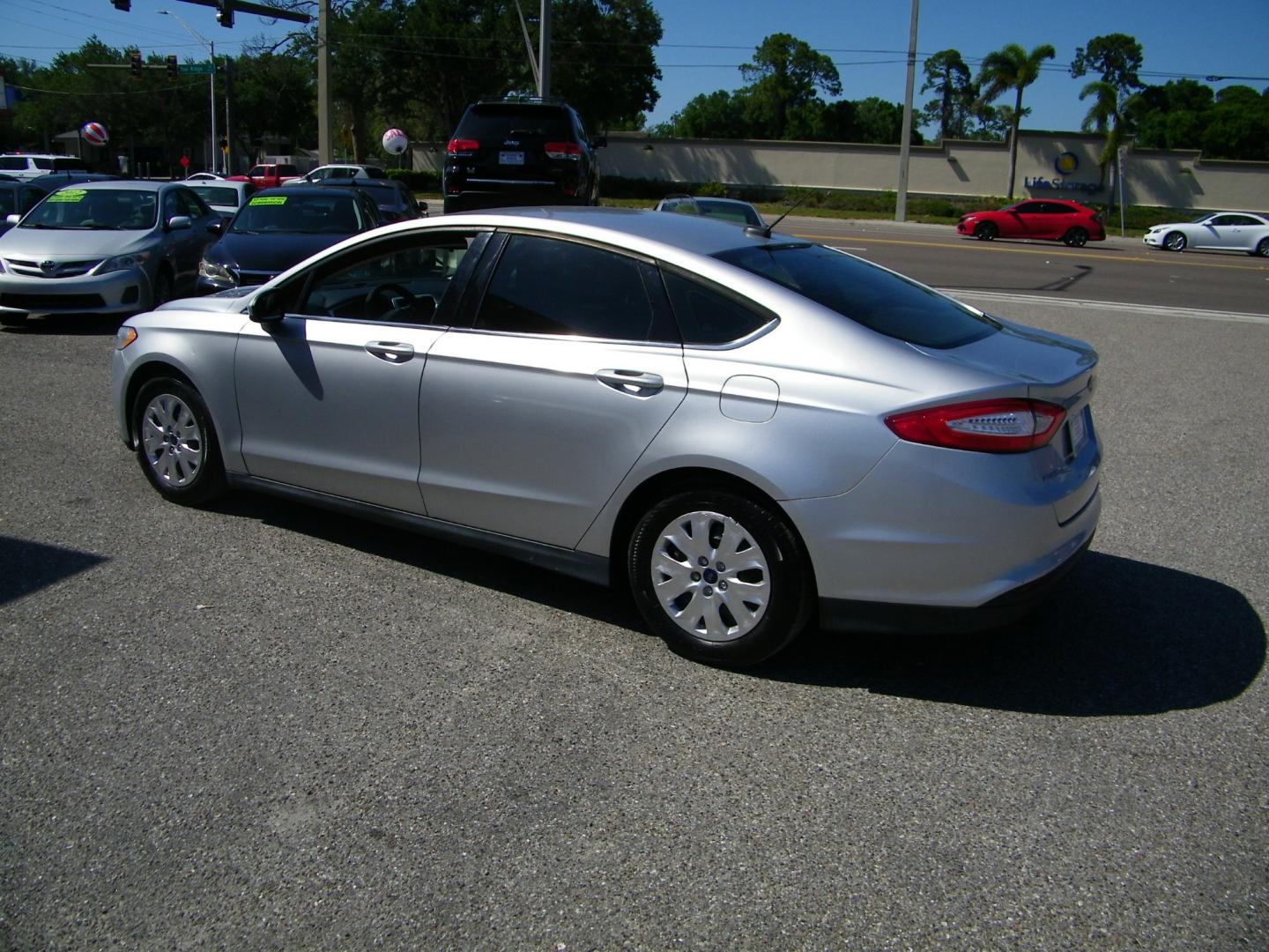 2014 Silver /Grey Ford Fusion S (1FA6P0G79E5) with an 2.5L I4 engine, Automatic transmission, located at 4000 Bee Ridge Road, Sarasota, FL, 34233, (941) 926-0300, 27.298664, -82.489151 - Photo#3